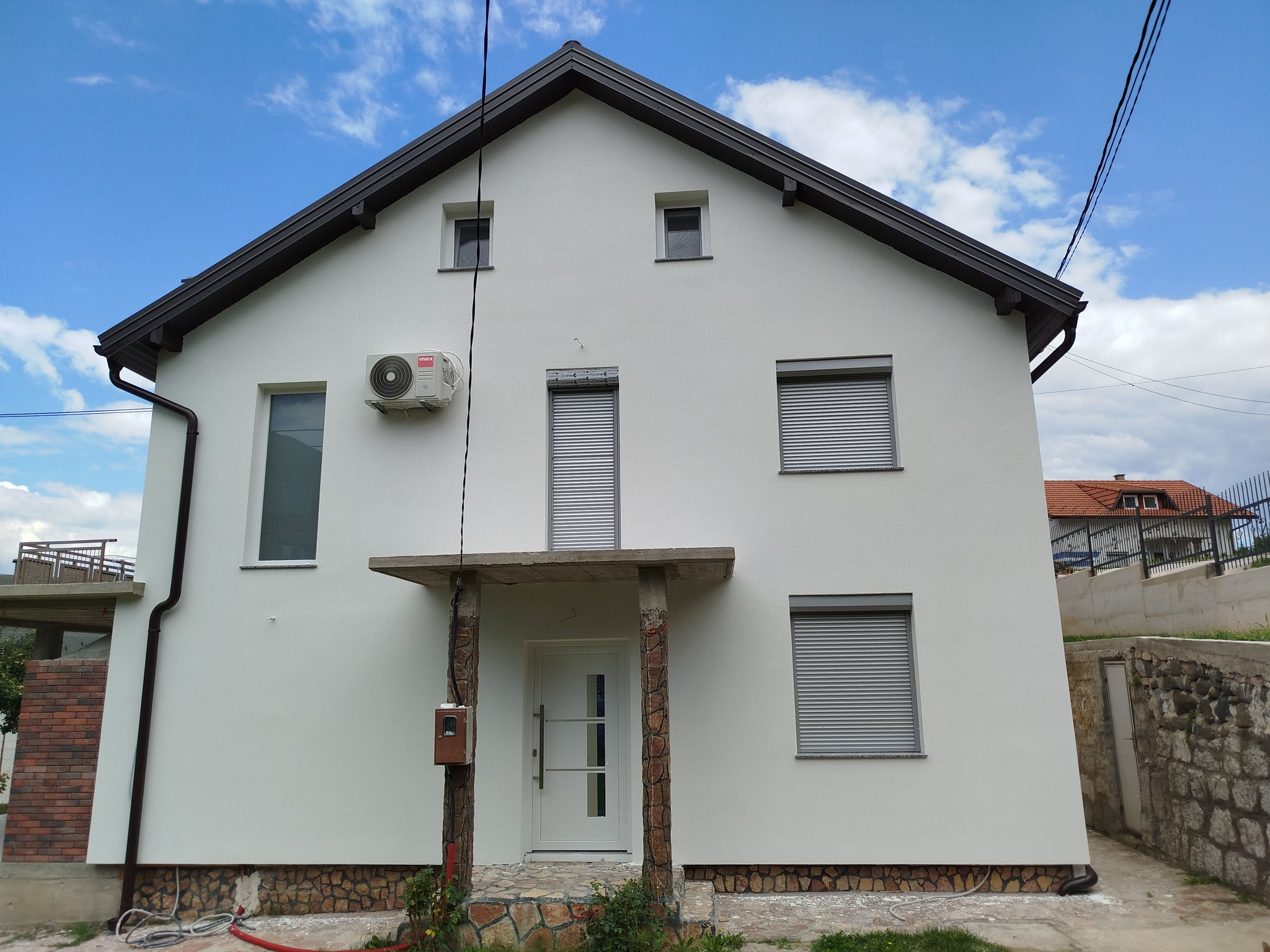 PVC stolarija i garažna vrata – porodična kuća