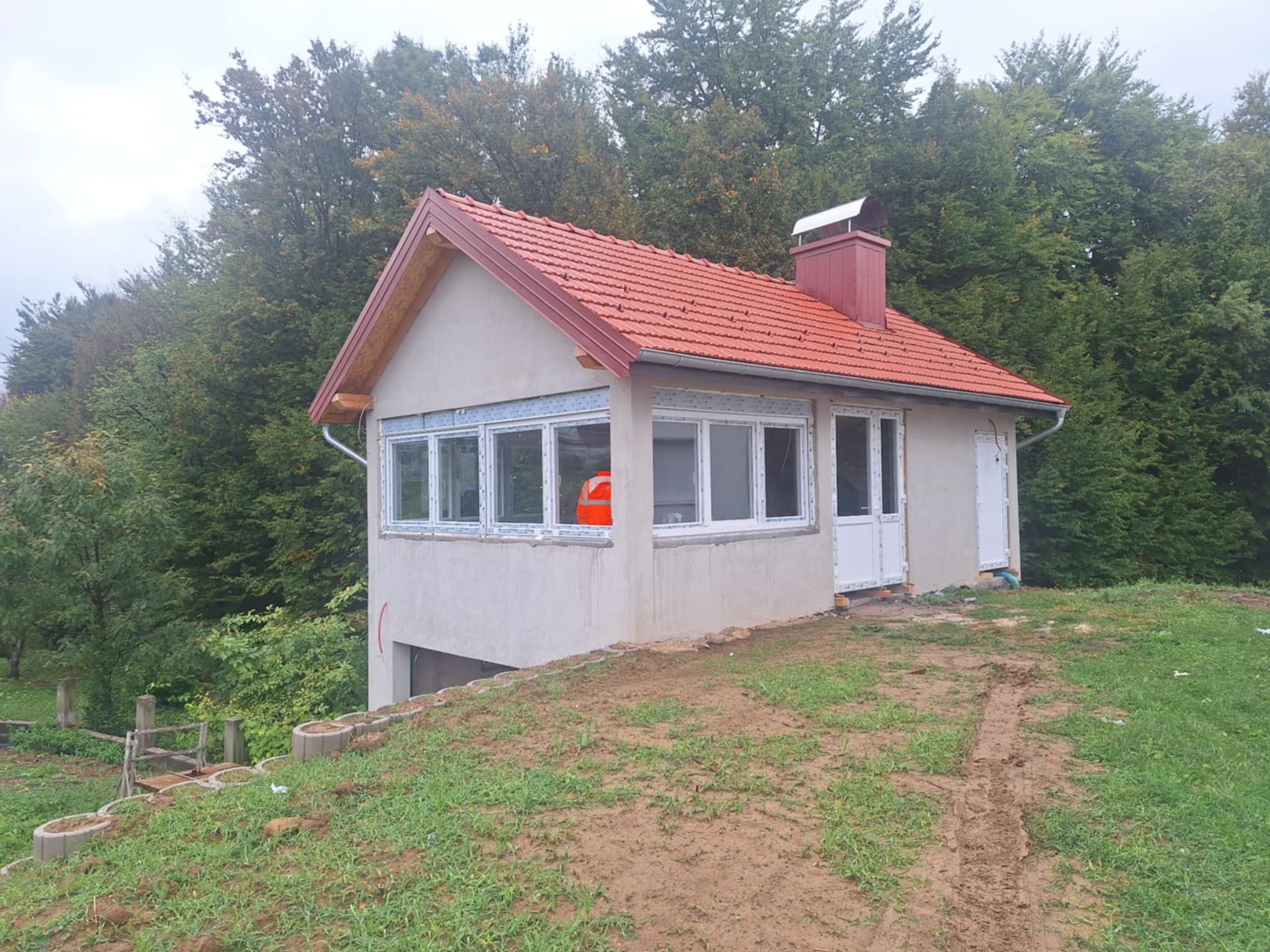 PVC prozor sa komarnikom i roletnom