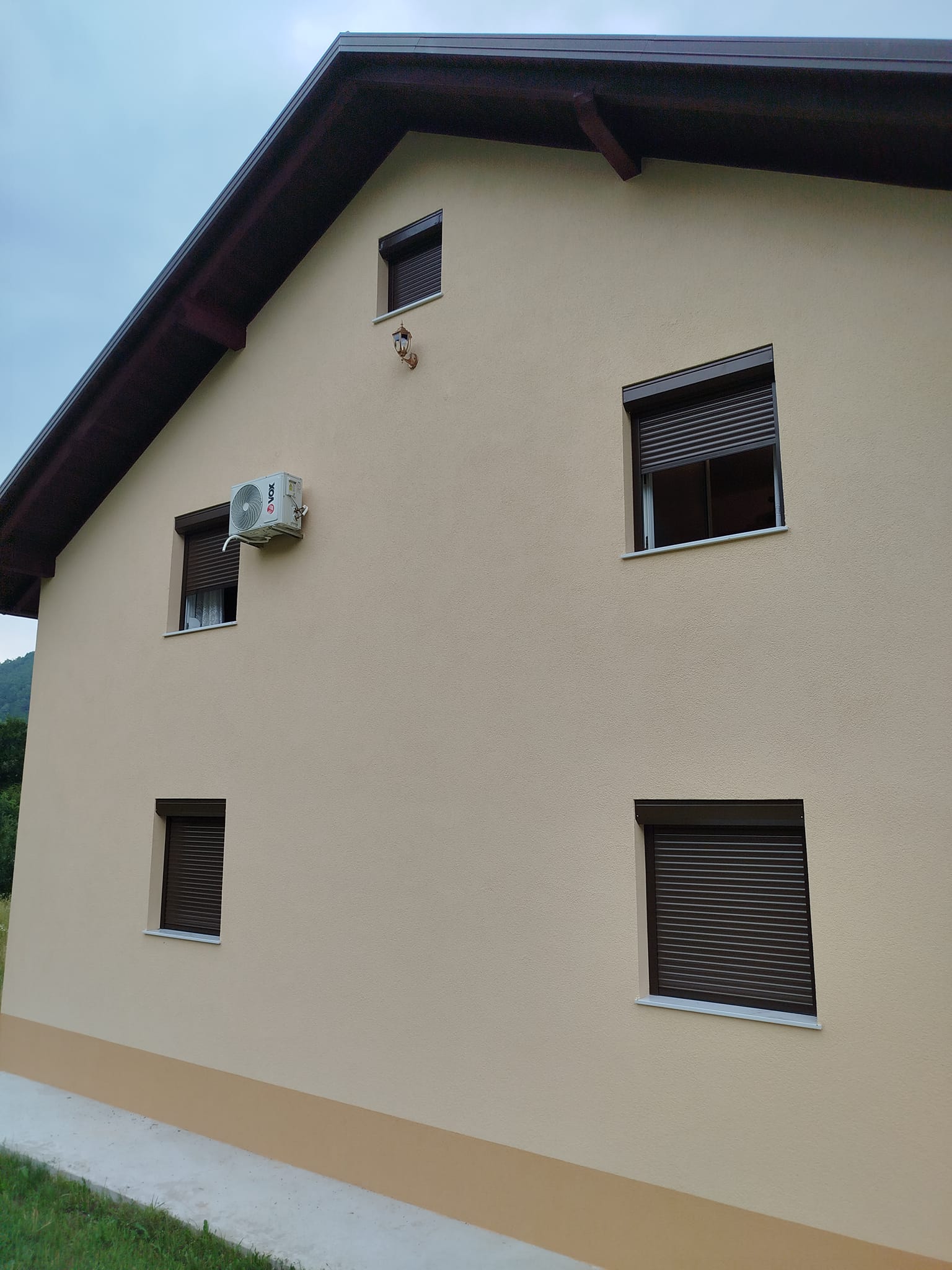 ALU ograda i PVC stolarija – detalj